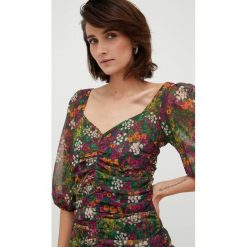 Desigual sukienka mini dopasowana. Sukienki Desigual, l, bez wzorów, z tkaniny, bez kołnierzyka, bez ramiączek, mini, dopasowane. W wyprzedaży za 384.99 zł.