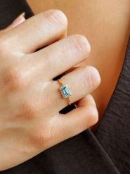 DIA DIAMONDS Pozłacany pierścionek z diamentami i topazem rozmiar: 58. Niebieskie pierścionki DIA DIAMONDS, z diamentem, pozłacane. Za 302.35 zł.