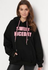 Czarna Bluza Kangurka z Kapturem i Ozdobnym Napisem Nuriga. Czarne bluzy Born2be, na zimę, bez wzorów, z dzianiny, casualowe, bez ramiączek, z kapturem. W wyprzedaży za 101.99 zł.