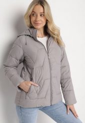 Jasnoszara Kurtka z Szerokim Pikowaniem i Kapturem Yasidi. Szare kurtki Born2be, l, bez wzorów, z jeansu, eleganckie. W wyprzedaży za 132.99 zł.