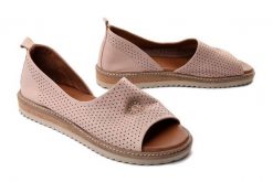 ARTIKER RELAKS 44C0687 beżowy, sandały damskie. Brązowe sandały Artiker Relaks, w ażurowe wzory, ze skóry, bez obcasa, bez zapięcia. Za 259.90 zł.