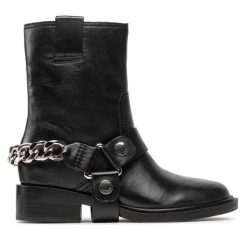 Kowbojki Guess. Czarne botki Guess, z aplikacjami, bez obcasa, na płaskiej podeszwie, bez zapięcia. Za 399.99 zł.