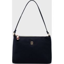 Tommy Hilfiger torebka kolor granatowy. Niebieskie listonoszki Tommy Hilfiger, bez wzorów, z poliamidu, na ramię, bez dodatków. W wyprzedaży za 284.99 zł.