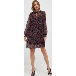 Silvian Heach sukienka kolor zielony mini oversize. Zielone sukienki Silvian Heach, bez wzorów, bez kołnierzyka, bez ramiączek, maxi, oversize. Za 629.99 zł.