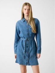 Guess Jeans Sukienka jeansowa W6RK26 D5M81 Niebieski Regular Fit. Niebieskie sukienki Guess Jeans, m, z aplikacjami, z bawełny, bez kołnierzyka, bez ramiączek. Za 479.99 zł.