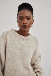 Sweter oversize z bufiastym rękawem w kolorze IVORY - RIVERO. Szare swetry Marsala, na zimę, bez wzorów, z poliamidu, wizytowe, bez ramiączek. Za 349.90 zł.