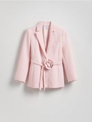 Marynarka z ozdobną różą - pastelowy róż. Czerwone marynarki i żakiety Reserved, l, bez wzorów, z tkaniny, bez ramiączek. Za 299.99 zł.