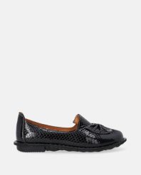 LAKIEROWANE BALERINY Z KOKARDĄ L023CRBLOBM033. Baleriny Venezia, bez wzorów, z lakierowanej skóry, bez obcasa, bez zapięcia. Za 349.00 zł.