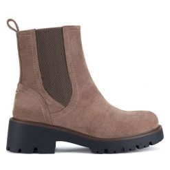 Botki Clara Barson. Brązowe botki Clara Barson, bez wzorów, bez obcasa, na płaskiej podeszwie, bez zapięcia. Za 149.99 zł.