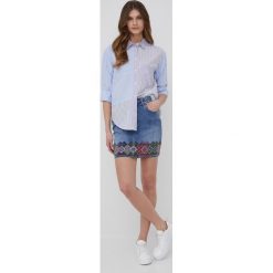 Desigual koszula damska relaxed z kołnierzykiem klasycznym. Niebieskie koszule Desigual, l, bez wzorów, z bawełny, klasyczne, bez kołnierzyka, bez ramiączek. W wyprzedaży za 264.99 zł.