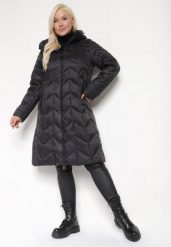 Czarna Długa Kurtka z Ozdobnym Pikowanym Przeszyciem i Kapturem Pretini. Czarne kurtki Born2be, plus size, bez wzorów, z jeansu, eleganckie. Za 279.99 zł.
