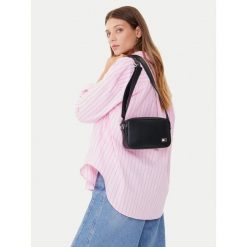Torebka Tommy Jeans. Czarne listonoszki Tommy Jeans, bez wzorów, z jeansu, bez dodatków. Za 219.99 zł.