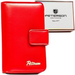 Czerwony, pionowy portfel damski ze skóry ekologicznej, mieszczący dowód rejestracyjny - Peterson. Czerwone portfele Peterson, bez wzorów, ze skóry ekologicznej. Za 69.99 zł.
