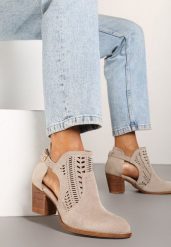 Jasnobeżowe Ażurowe Botki Vices na Słupku w Stylu Kowbojek Ozdobione Wycięciem Isfedi. Brązowe botki Renee, w ażurowe wzory, z jeansu, eleganckie, bez obcasa, na obcasie, bez zapięcia. W wyprzedaży za 104.99 zł.