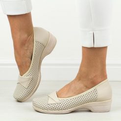 Beżowe skórzane ażurowe Polskie półbuty damskie Gregors 697. Czarne półbuty wsuwane GREGORS, na lato, w ażurowe wzory, ze skóry, eleganckie, bez obcasa, na koturnie. Za 349.00 zł.