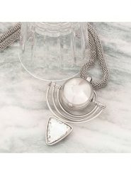 MENTHE À L'O Naszyjnik z zawieszką - dł. 45 cm rozmiar: onesize. Szare naszyjniki MENTHE À L'O, z materiału, z kryształem, ze stali. Za 100.45 zł.