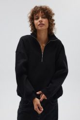 Bluza oversize z zamkiem w kolorze TOTALLY BLACK - STATE-UNI. Czarne bluzy Marsala, bez wzorów, z bawełny, eleganckie, bez ramiączek, bez kaptura. Za 299.90 zł.