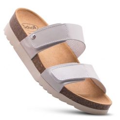 Klapki damskie lifestylowe SCHOLL LUSAKA 2.0 sandały na lato. Białe klapki Scholl, bez wzorów, z materiału, bez obcasa, na obcasie, bez zapięcia. Za 359.99 zł.