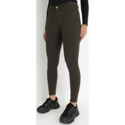 Ciemnozielone Spodnie Skinny Commins. Zielone spodnie materiałowe Born2be, bez wzorów, z tkaniny, eleganckie, długie. W wyprzedaży za 95.99 zł.