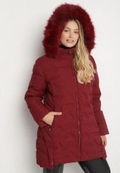 Bordowa Pikowana Kurtka z Kapturem z Futerkiem Espenna. Czerwone kurtki Born2be, na zimę, plus size, bez wzorów, z dzianiny, eleganckie, z kapturem. Za 199.99 zł.