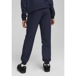 Młodzieżowe spodnie Manchester City ftblARCHIVE PUMA Navy Team Light Blue. Niebieskia spodnie dresowe Puma, bez wzorów, z dresówki. W wyprzedaży za 284.00 zł.