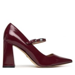 Czółenka Guess. Czerwone czółenka Guess, z aplikacjami, bez obcasa, bez zapięcia. Za 719.99 zł.