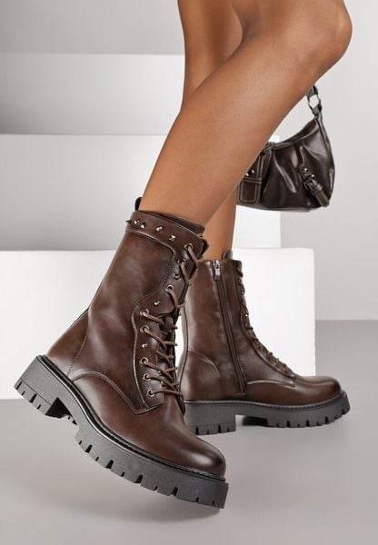 Brązowe Botki Workery Zdobione Aplikacjami z Ćwiekami Nalirela. Brązowe botki Renee, z aplikacjami, z jeansu, bez obcasa, na płaskiej podeszwie, bez zapięcia. Za 159.99 zł.