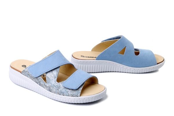 DR. BRINKMANN 701109-51 mittelblau , klapki damskie. Niebieskie klapki Dr. Brinkmann, bez wzorów, ze skóry, bez obcasa, bez zapięcia. Za 309.90 zł.