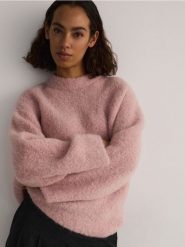Sweter z wełną i dodatkiem moheru - różowy. Czerwone swetry Reserved, l, bez wzorów, z dzianiny, bez ramiączek. W wyprzedaży za 249.99 zł.