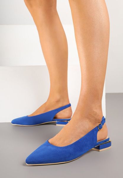 Niebieskie Sandały Slingback Vices z Metaliczną Aplikacją przy Obcasie Ediriella. Niebieskie sandały Born2be, z aplikacjami, eleganckie, ze szpiczastym noskiem, bez obcasa, na płaskiej podeszwie, bez zapięcia. Za 79.99 zł.