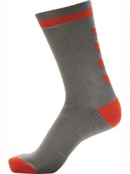 Skarpety średniej długości Hummel Elite Indoor. Czarne skarpetki Hummel, bez wzorów, z elastanu. Za 77.77 zł.