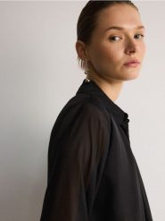 Wiszące kolczyki z koralikami - złoty. Żółte kolczyki Reserved, złote. W wyprzedaży za 22.99 zł.