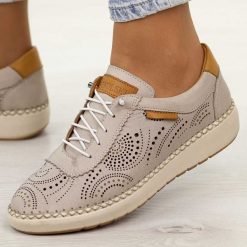 Szare ażurowane skórzane półbuty damskie T.Sokolski 1860. Szare półbuty wsuwane Sokolski, na jesień, bez wzorów, z jeansu, klasyczne, z okrągłym noskiem, bez obcasa, na płaskiej podeszwie. Za 319.00 zł.