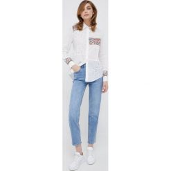 Desigual koszula bawełniana 22SWCW31 kolor biały relaxed z kołnierzykiem klasycznym. Białe koszule Desigual, m, z aplikacjami, z bawełny, klasyczne, bez kołnierzyka, bez ramiączek. W wyprzedaży za 309.99 zł.