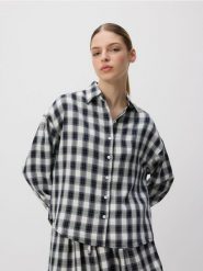 Koszula w kratę - czarny. Czarne koszule Reserved, l, bez wzorów, z tkaniny, bez kołnierzyka, bez ramiączek. Za 139.99 zł.