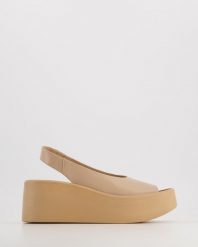 SANDAŁY NA KOTURNIE 03-934 BEIGE. Brązowe sandały Venezia, bez wzorów, ze skóry, bez obcasa, na koturnie, bez zapięcia. Za 249.00 zł.