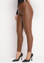 Brązowe Spodnie Skinny z Ekoskóry Lassaie. Brązowe jeansy Born2be, bez wzorów, z jeansu. W wyprzedaży za 50.99 zł.