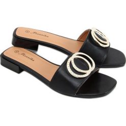 Klapki damskie Allor Black czarne. Czarne klapki INNA MARKA, z aplikacjami, z materiału, casualowe, bez obcasa, na płaskiej podeszwie, bez zapięcia. Za 99.00 zł.