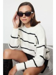 Trendyol Sweter w kolorze biało-czarnym rozmiar: L. Białe swetry Trendyol, l, bez wzorów, bez ramiączek. Za 121.99 zł.