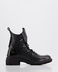 LAKIEROWANE BOTKI 018419095 BLACK. Czarne botki Venezia, bez wzorów, z lakierowanej skóry, bez obcasa, bez zapięcia. Za 519.00 zł.