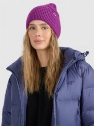 4F Czapka beanie damska - fioletowa M. Fioletowe czapki zimowe 4f, bez wzorów, z wiskozy, eleganckie. Za 59.99 zł.