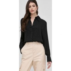 Guess Koszula damska kolor czarny regular z kołnierzykiem klasycznym. Czarne koszule Guess, s, z aplikacjami, z tkaniny, klasyczne, bez kołnierzyka, bez ramiączek. W wyprzedaży za 319.99 zł.