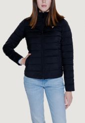 Kurtka puchowa Kobieta GUESS ACTIVE SOLID HEAVY DIANN PUFFER. Czarne kurtki Guess Active, s, z aplikacjami, z jeansu, casualowe, bez kaptura. Za 508.35 zł.