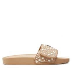 Klapki Guess. Brązowe klapki Guess, z aplikacjami, bez obcasa, bez zapięcia. Za 449.99 zł.