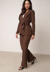 Brązowy Komplet Garniturowy Marynarka z Wiązanym Paskiem i Spodnie Falloria. Brązowe marynarki i żakiety Born2be, m, bez wzorów, bez ramiączek. Za 219.99 zł.