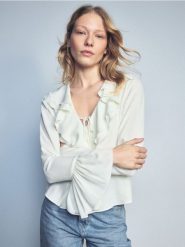 Bluzka z falbanami - złamana biel. Bluzki Reserved, l, bez wzorów, z tkaniny, bez kołnierzyka, bez ramiączek. Za 139.99 zł.