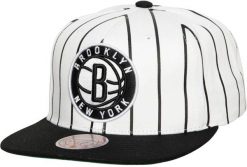 Mitchell & Ness NBA Retro Czapka Brooklyn Nets Biało‑Czarna. Czarne czapki z daszkiem Mitchell & Ness, bez wzorów, z bawełny, eleganckie. Za 170.99 zł.