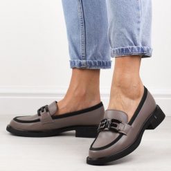 Beżowe skórzane mokasyny damskie Vinceza 63501. Brązowe mokasyny VINCEZA, z aplikacjami, z materiału. Za 299.00 zł.