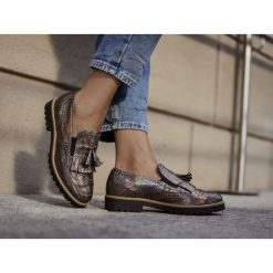 Wsuwane półbuty z frędzlami - skóra naturalna - model 247 - kolor benzynka (37). Czarne półbuty wsuwane Zapato, bez wzorów, z materiału, biznesowe, bez obcasa, na obcasie. W wyprzedaży za 255.20 zł.