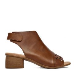 Sandały Remonte. Brązowe sandały Remonte, bez wzorów, bez obcasa, na słupku, bez zapięcia. Za 379.99 zł.